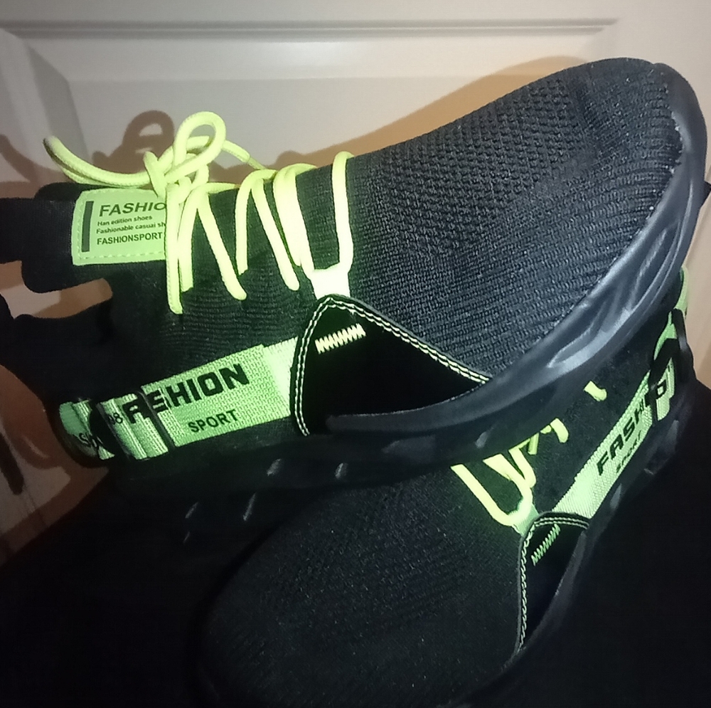 Sport Shoes Black And Neon Size 9